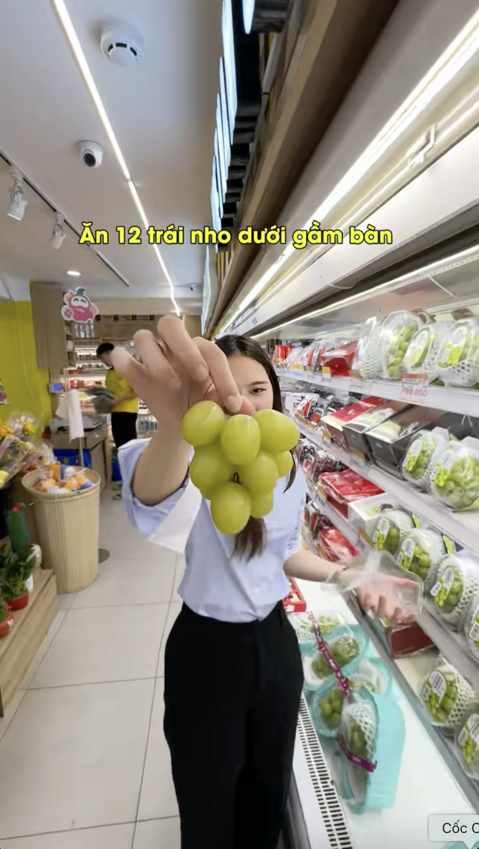 Cảnh tượng lạ trong siêu thị sát Tết dương: Tất cả là tại trend "ăn 12 quả nho"! - Ảnh 4. Cảnh tượng lạ trong siêu thị sát Tết dương: Tất cả là tại trend "ăn 12 quả nho"! - Ảnh 4.