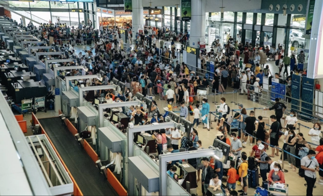Cảnh báo gấp khách đi sân bay dịp Tết, hãy có mặt sớm 2-3 tiếng nếu không muốn bị Cảnh báo gấp khách đi sân bay dịp Tết, hãy có mặt sớm 2-3 tiếng nếu không muốn bị