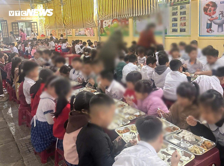 Nhiều học sinh Tiểu học ở Huế nôn ói sau bữa ăn trưa bán trú - Ảnh 1.