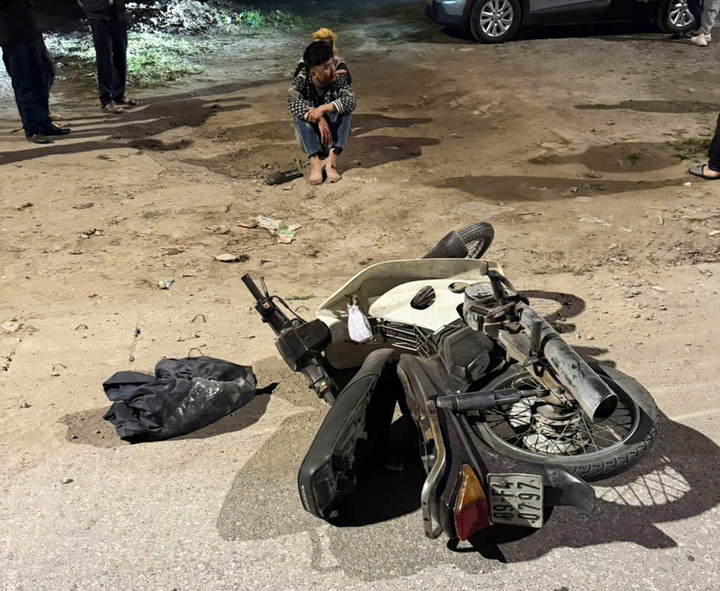 Hai thanh ni&ecirc;n chống người thi h&agrave;nh c&ocirc;ng vụ , t&ocirc;ng trọng thương cảnh s&aacute;t giao th&ocirc;ng - Ảnh 1.