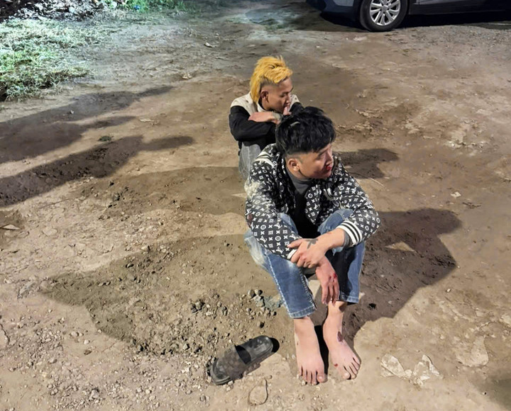 Hai thanh ni&ecirc;n chống người thi h&agrave;nh c&ocirc;ng vụ , t&ocirc;ng trọng thương cảnh s&aacute;t giao th&ocirc;ng - Ảnh 2.