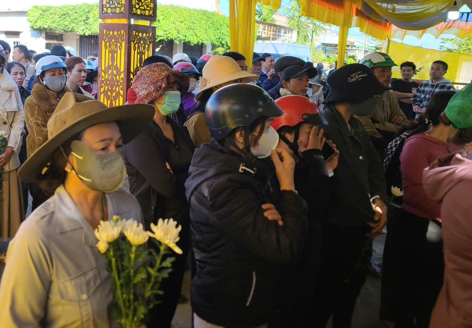 Dòng người tiễn đưa 4 nạn nhân trong vụ cháy nhà Đắk Lắk gây Xúc động lòng người - Ảnh 2. Dòng người tiễn đưa 4 nạn nhân trong vụ cháy nhà Đắk Lắk gây Xúc động lòng người - Ảnh 2.