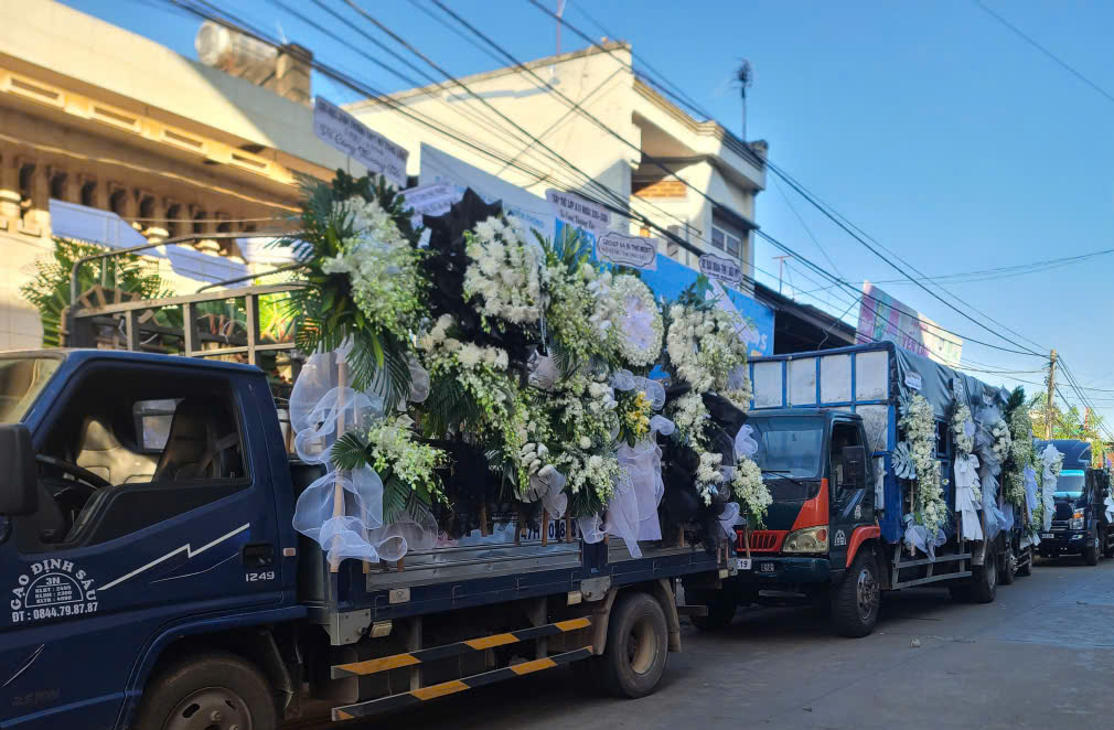 Dòng người tiễn đưa 4 nạn nhân trong vụ cháy nhà Đắk Lắk gây Xúc động lòng người - Ảnh 4. Dòng người tiễn đưa 4 nạn nhân trong vụ cháy nhà Đắk Lắk gây Xúc động lòng người - Ảnh 4.