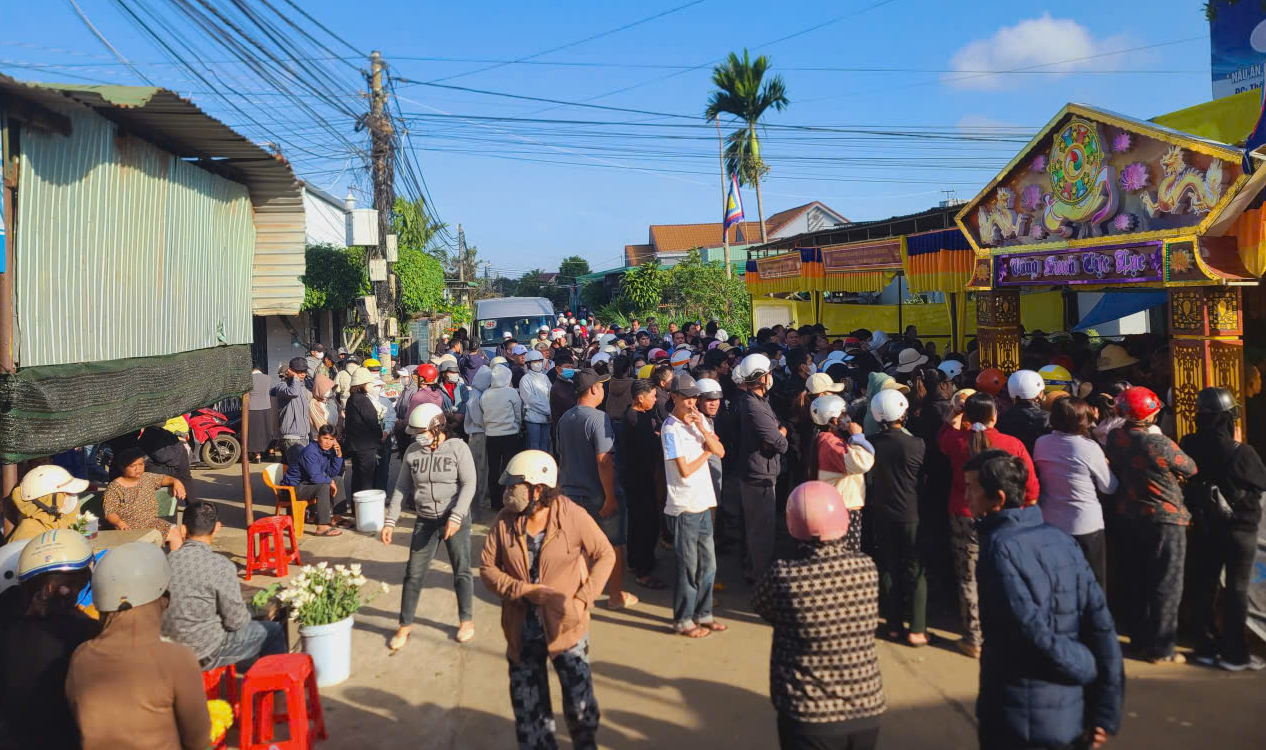 Dòng người tiễn đưa 4 nạn nhân trong vụ cháy nhà Đắk Lắk gây Xúc động lòng người - Ảnh 3. Dòng người tiễn đưa 4 nạn nhân trong vụ cháy nhà Đắk Lắk gây Xúc động lòng người - Ảnh 3.