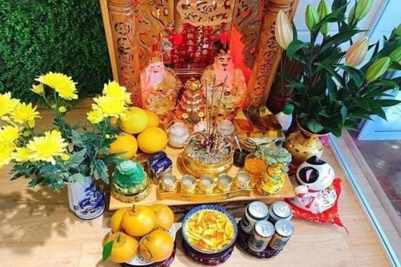 Tại sao b&agrave;n thờ Thần T&agrave;i lu&ocirc;n c&oacute; b&aacute;t nước thả hoa?- Ảnh 2.