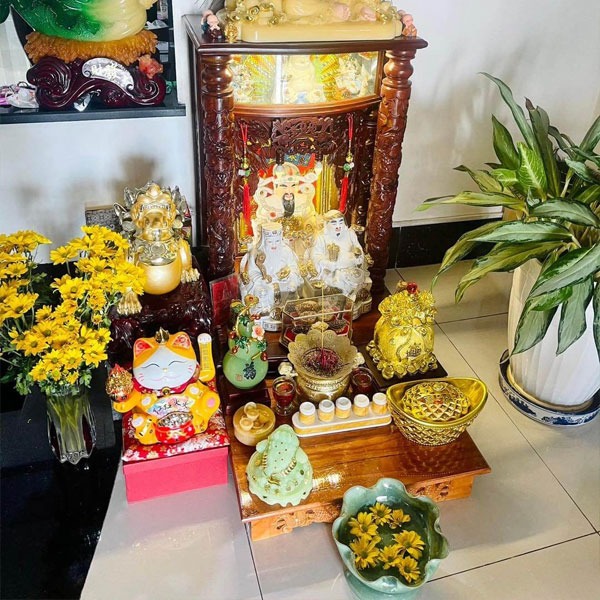 Tại sao b&agrave;n thờ Thần T&agrave;i lu&ocirc;n c&oacute; b&aacute;t nước thả hoa?- Ảnh 1.