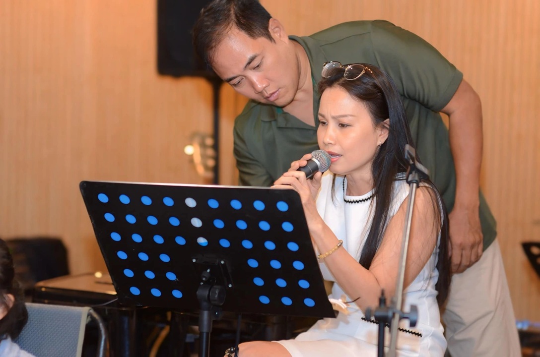 Ca sĩ ở biệt thự 20 tỷ, chồng là nhân vật tiếng tăm trong showbiz, em gái là vợ tỷ phú giàu nhất thế giới - Ảnh 3. Ca sĩ ở biệt thự 20 tỷ, chồng là nhân vật tiếng tăm trong showbiz, em gái là vợ tỷ phú giàu nhất thế giới - Ảnh 3.