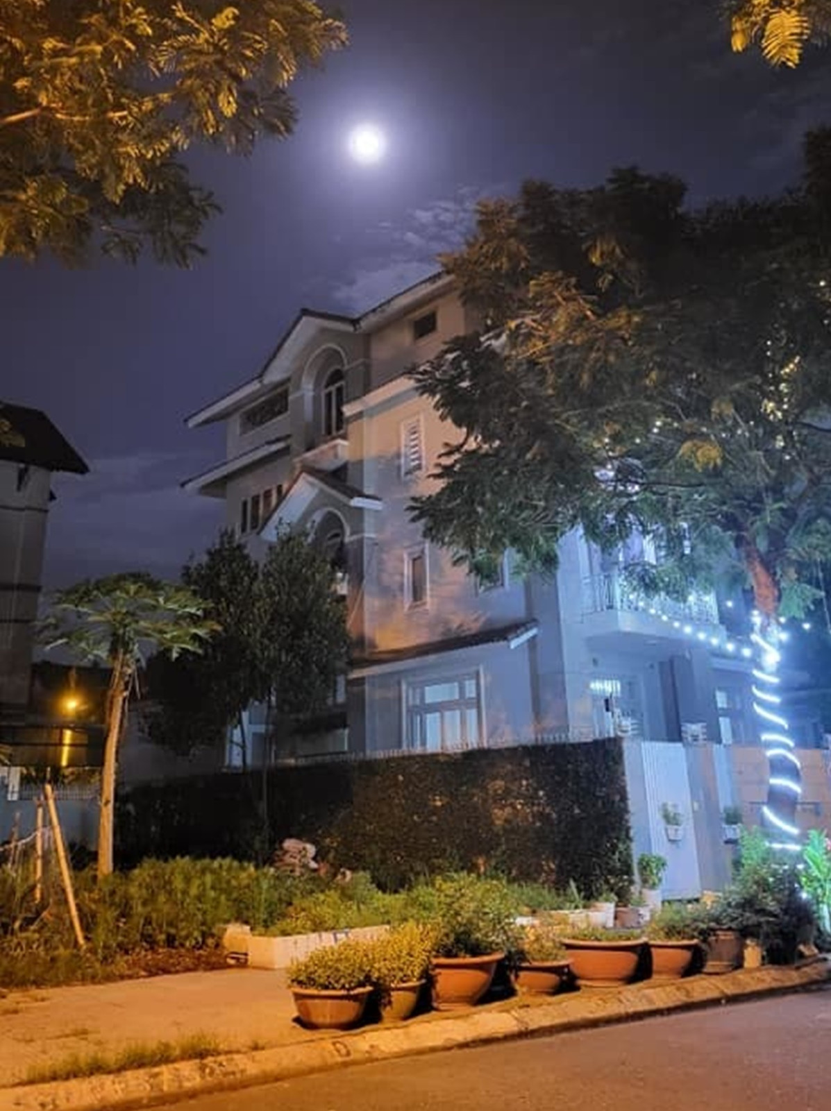 Ca sĩ ở biệt thự 20 tỷ, chồng là nhân vật tiếng tăm trong showbiz, em gái là vợ tỷ phú giàu nhất thế giới - Ảnh 5. Ca sĩ ở biệt thự 20 tỷ, chồng là nhân vật tiếng tăm trong showbiz, em gái là vợ tỷ phú giàu nhất thế giới - Ảnh 5.