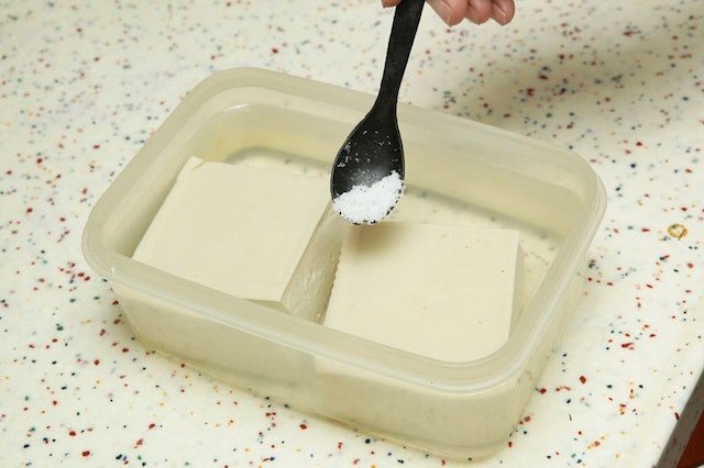 L&uacute;c n&agrave;o cho muối khi nấu ăn l&agrave; chuẩn?- Ảnh 3.