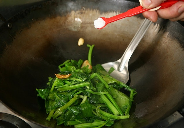 L&uacute;c n&agrave;o cho muối khi nấu ăn l&agrave; chuẩn?- Ảnh 2.