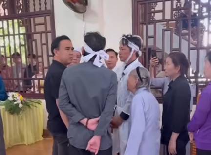 Ph&oacute; Chủ tịch Hội Điện ảnh Việt Nam về Phan Rang thắp hương cho Thương T&iacute;n, con trai chia sẻ x&uacute;c động - Ảnh 2.