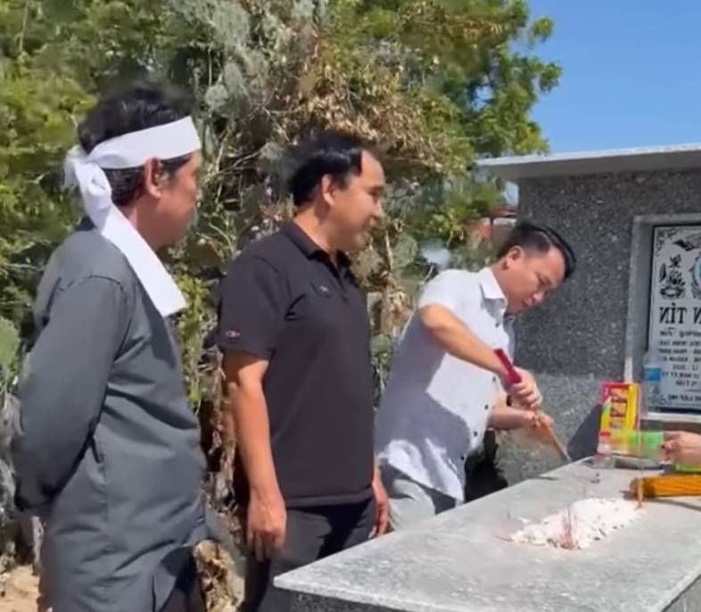 Ph&oacute; Chủ tịch Hội Điện ảnh Việt Nam về Phan Rang thắp hương cho Thương T&iacute;n, con trai chia sẻ x&uacute;c động - Ảnh 3.