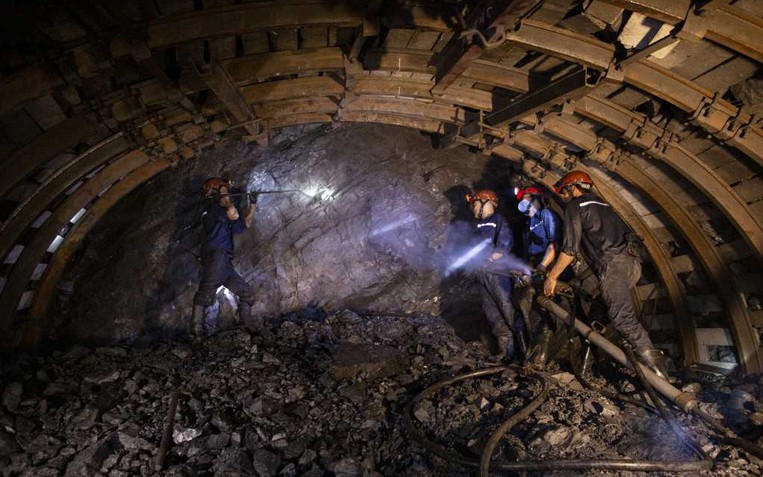 Quốc gia quan trọng của BRICS chứng kiến nền kinh tế lao dốc, đồng nội tệ mất gi&aacute; nghi&ecirc;m trọng, 1,45 triệu đơn vị mới đổi được 1 USD - Ảnh 2.