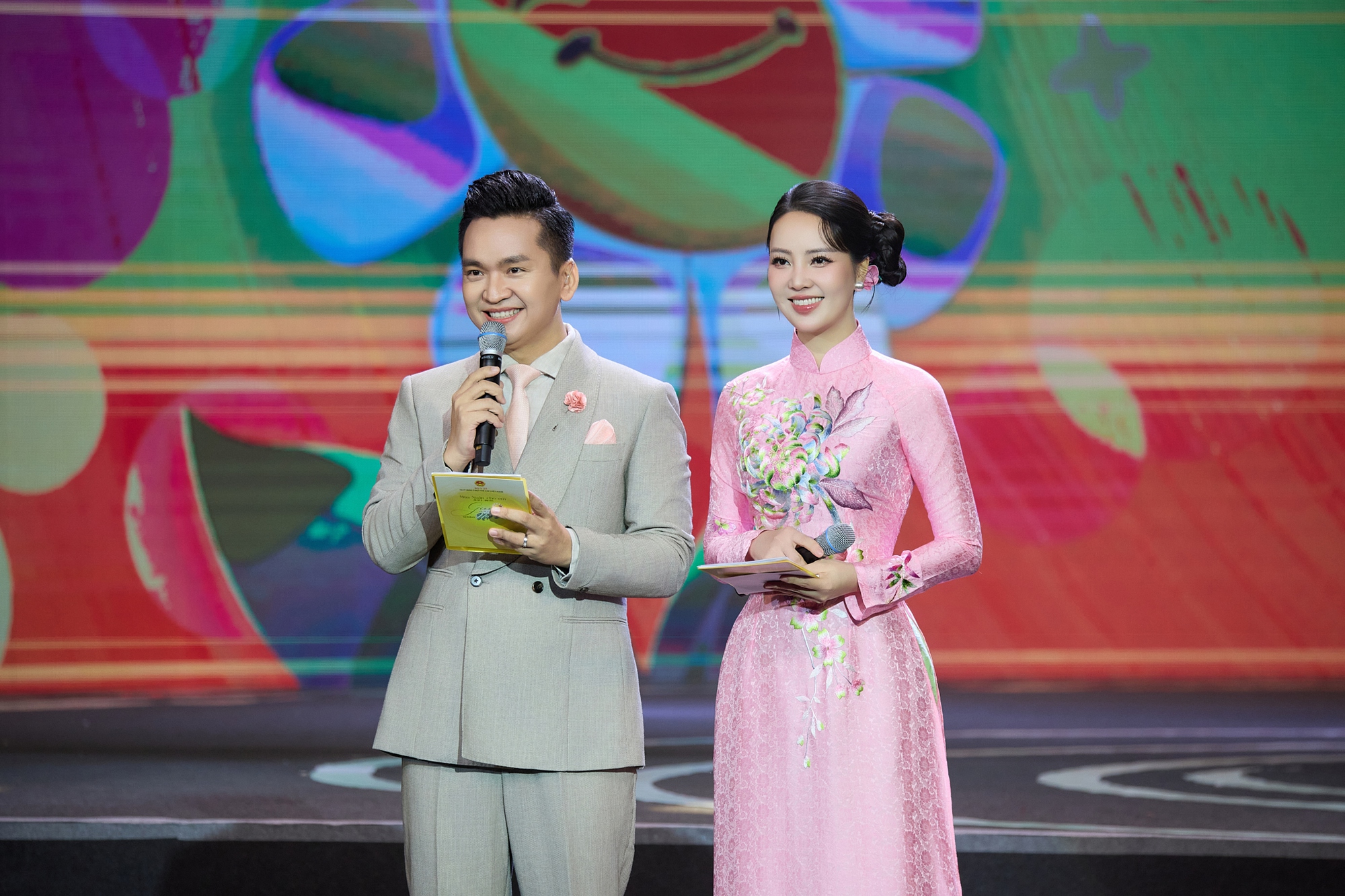 &Aacute; hậu Thụy V&acirc;n - MC Hạnh Ph&uacute;c c&ugrave;ng dẫn loạt sự kiện lớn cuối năm- Ảnh 1.