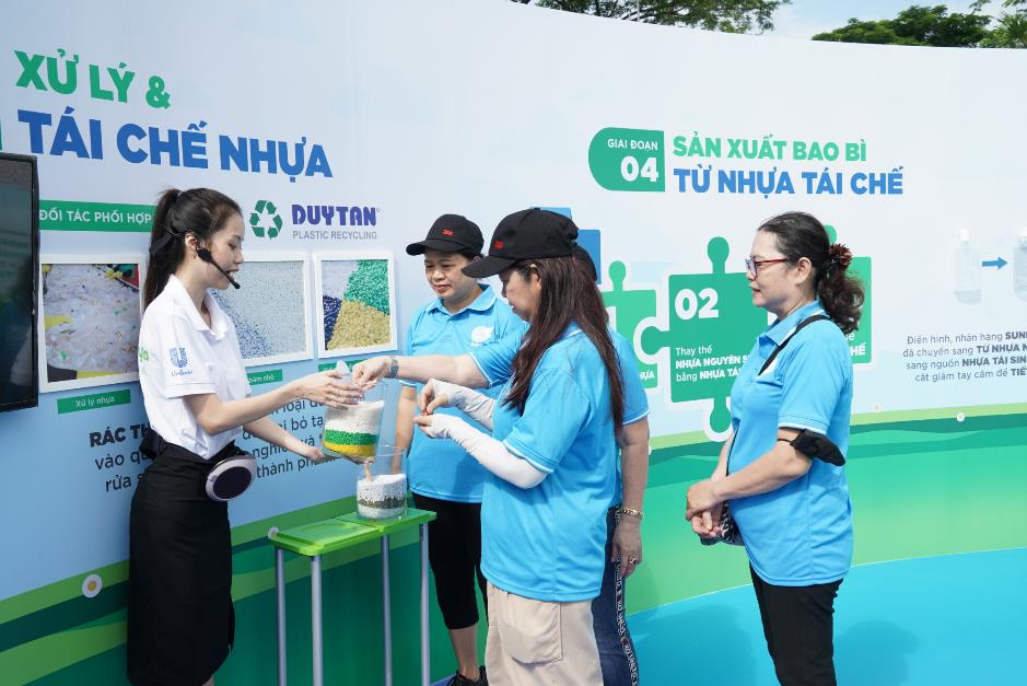 R&aacute;c nhựa: T&agrave;i nguy&ecirc;n đang bị bỏ ph&iacute; v&agrave;o th&ugrave;ng r&aacute;c - Ảnh 1.