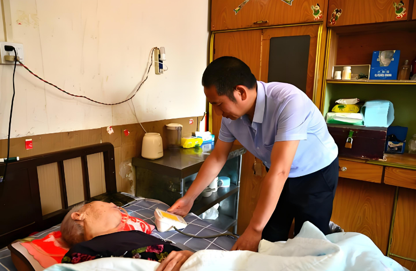 Bỏ nh&agrave; đi 12 năm, ng&agrave;y t&ocirc;i muốn về chăm bố gi&agrave; th&igrave; &ocirc;ng tuy&ecirc;n bố b&aacute;n nh&agrave;, đem tiền đi l&agrave;m từ thiện v&igrave; sợ con trai chờ m&igrave;nh chết- Ảnh 1.