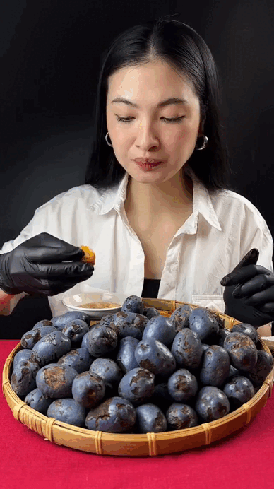 Loại quả xưa mọc hoang dại đầy đường, cho kh&ocirc;ng ai lấy, giờ th&agrave;nh đặc sản "ăn l&agrave; nhớ m&atilde;i", nườm nượp người mua - Ảnh 3.