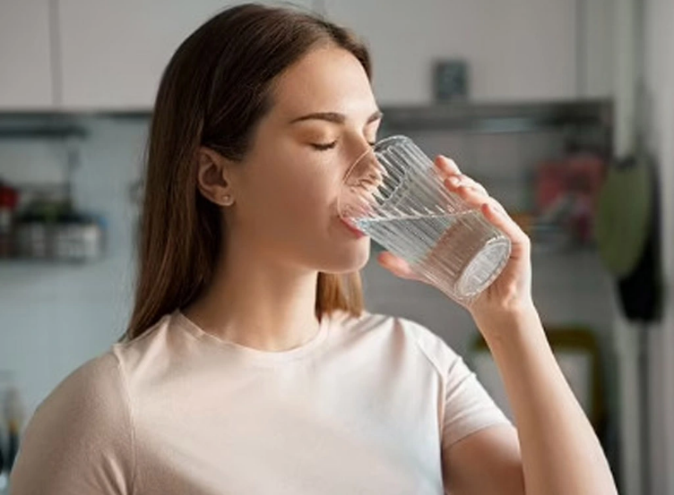 Ngày Càng Nhiều Người Suy Thận, Bác Sĩ Cảnh Báo 8 Sai Lầm Khi Uống Nước: “Đừng Coi Nhẹ Những Thói Quen Này” Tyur7I 1767049739299 17670497395252051447271