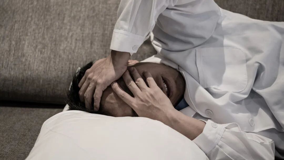 Những bất thường ở v&ugrave;ng đầu cảnh b&aacute;o ung thư phổi? Nếu c&oacute; 3 dấu hiệu n&agrave;y h&atilde;y đi kh&aacute;m c&agrave;ng sớm c&agrave;ng tốt!- Ảnh 1.