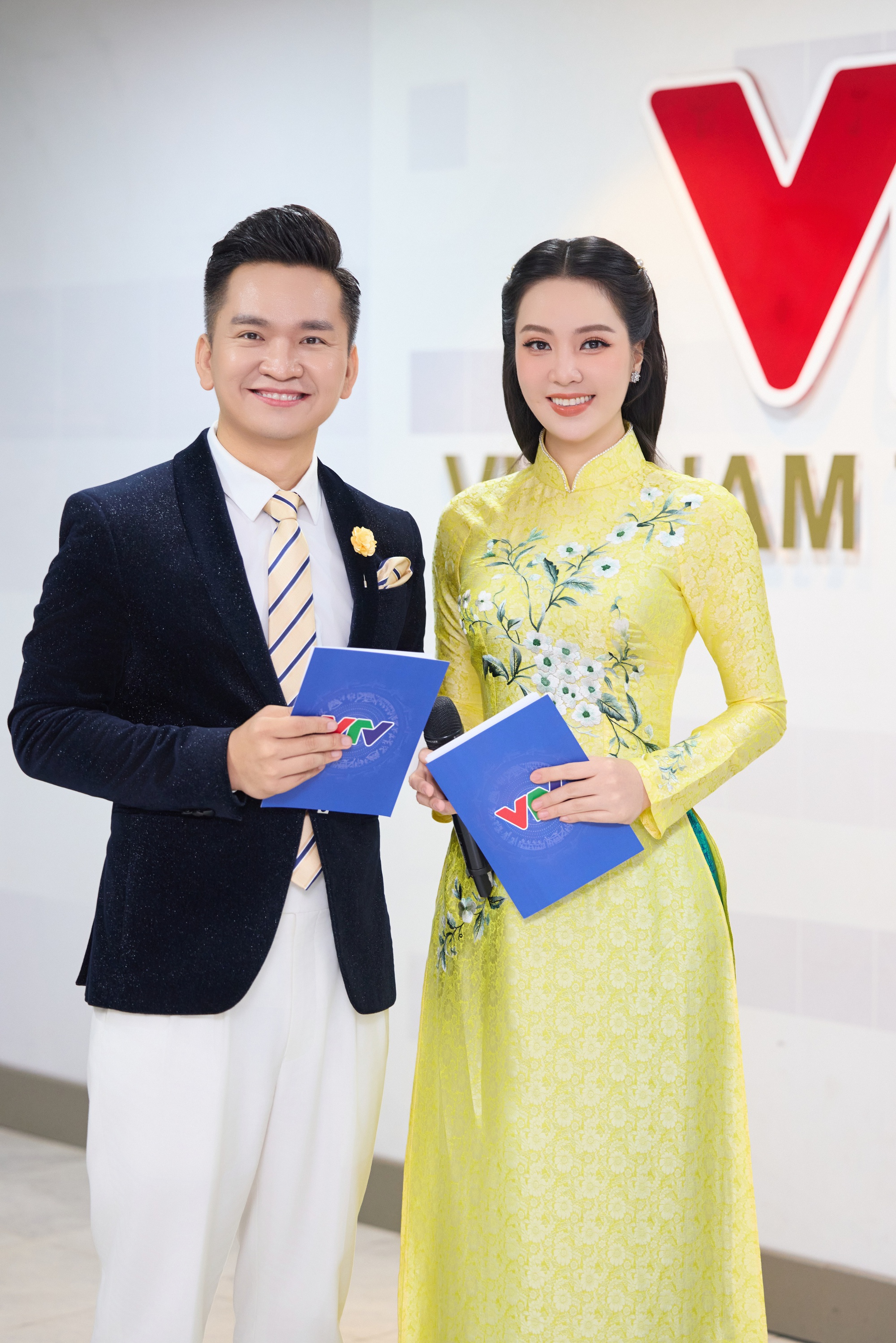 &Aacute; hậu Thụy V&acirc;n - MC Hạnh Ph&uacute;c c&ugrave;ng dẫn loạt sự kiện lớn cuối năm- Ảnh 4.