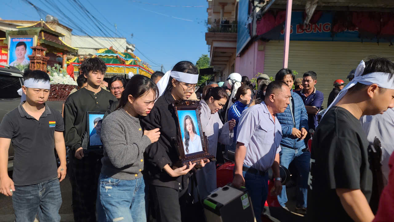 Dòng người tiễn đưa 4 nạn nhân trong vụ cháy nhà Đắk Lắk gây Xúc động lòng người - Ảnh 5. Dòng người tiễn đưa 4 nạn nhân trong vụ cháy nhà Đắk Lắk gây Xúc động lòng người - Ảnh 5.