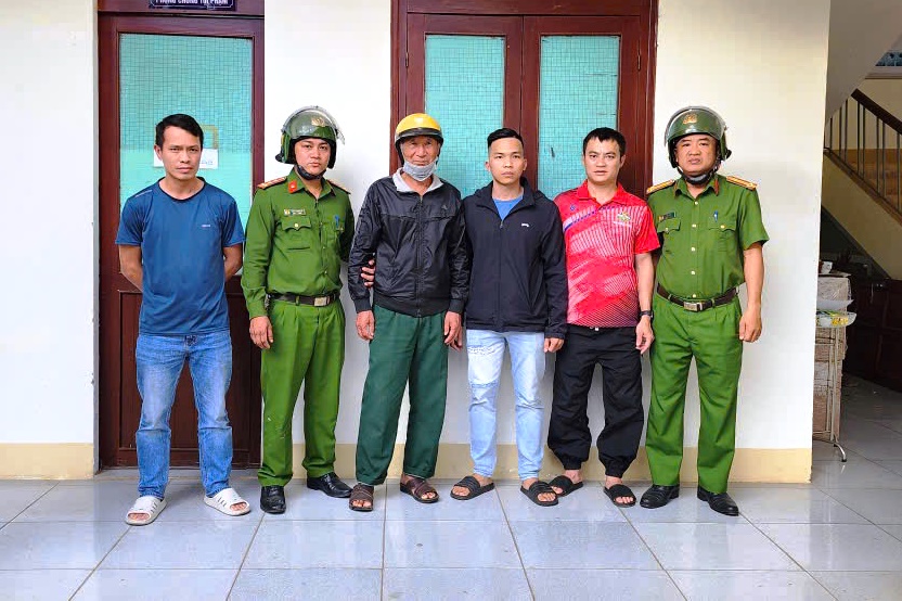 Người đàn ông 71 tuổi bị bắt vì cướp giật vé số giữa ban ngày tại Quảng Ngãi - Ảnh 2. Người đàn ông 71 tuổi bị bắt vì cướp giật vé số giữa ban ngày tại Quảng Ngãi - Ảnh 2.