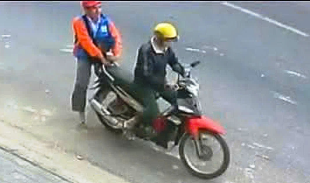 Người đàn ông 71 tuổi bị bắt vì cướp giật vé số giữa ban ngày tại Quảng Ngãi - Ảnh 1. Người đàn ông 71 tuổi bị bắt vì cướp giật vé số giữa ban ngày tại Quảng Ngãi - Ảnh 1.