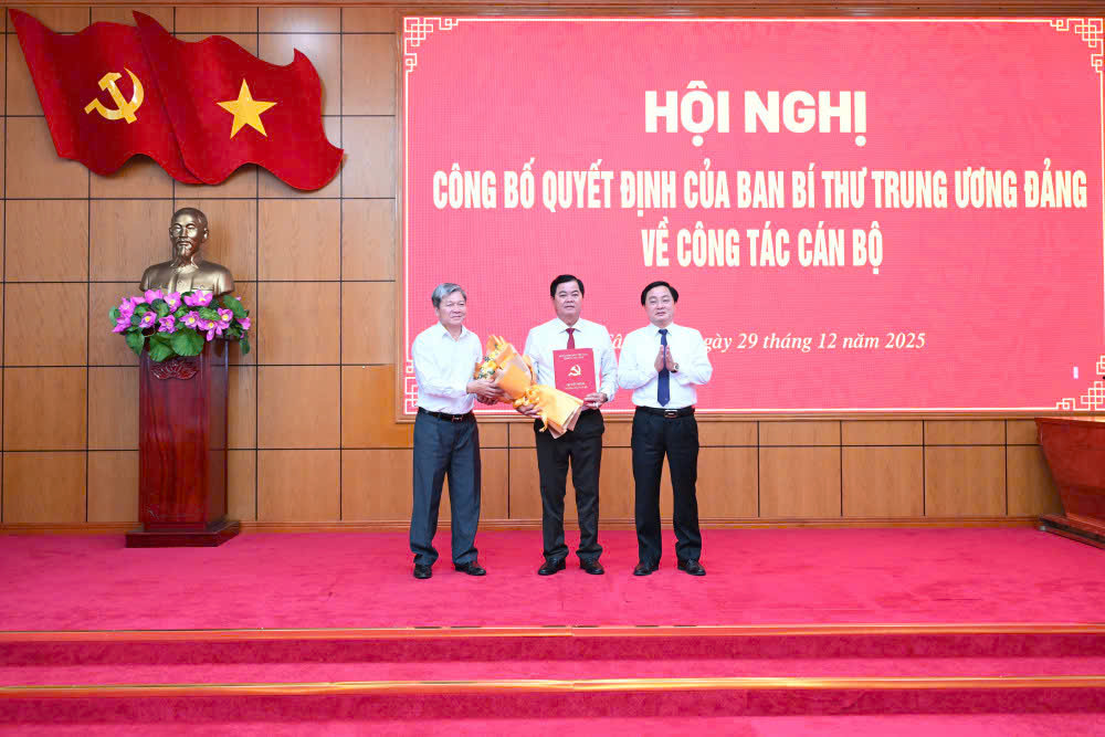 Tây Ninh công bố quyết định bổ nhiệm tân Chủ nhiệm ủy ban Kiểm tra tỉnh ủy - Ảnh 1. Tây Ninh công bố quyết định bổ nhiệm tân Chủ nhiệm ủy ban Kiểm tra tỉnh ủy - Ảnh 1.