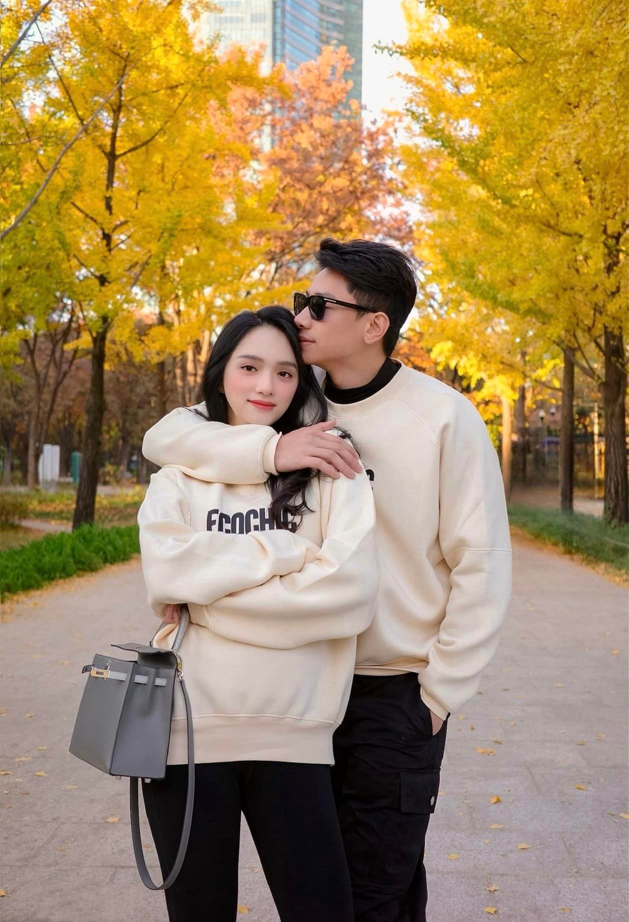 Hoa hậu Việt bị "tóm" hẹn hò trai trẻ, ôm ấp sát rạt không chút e dè - Ảnh 5.