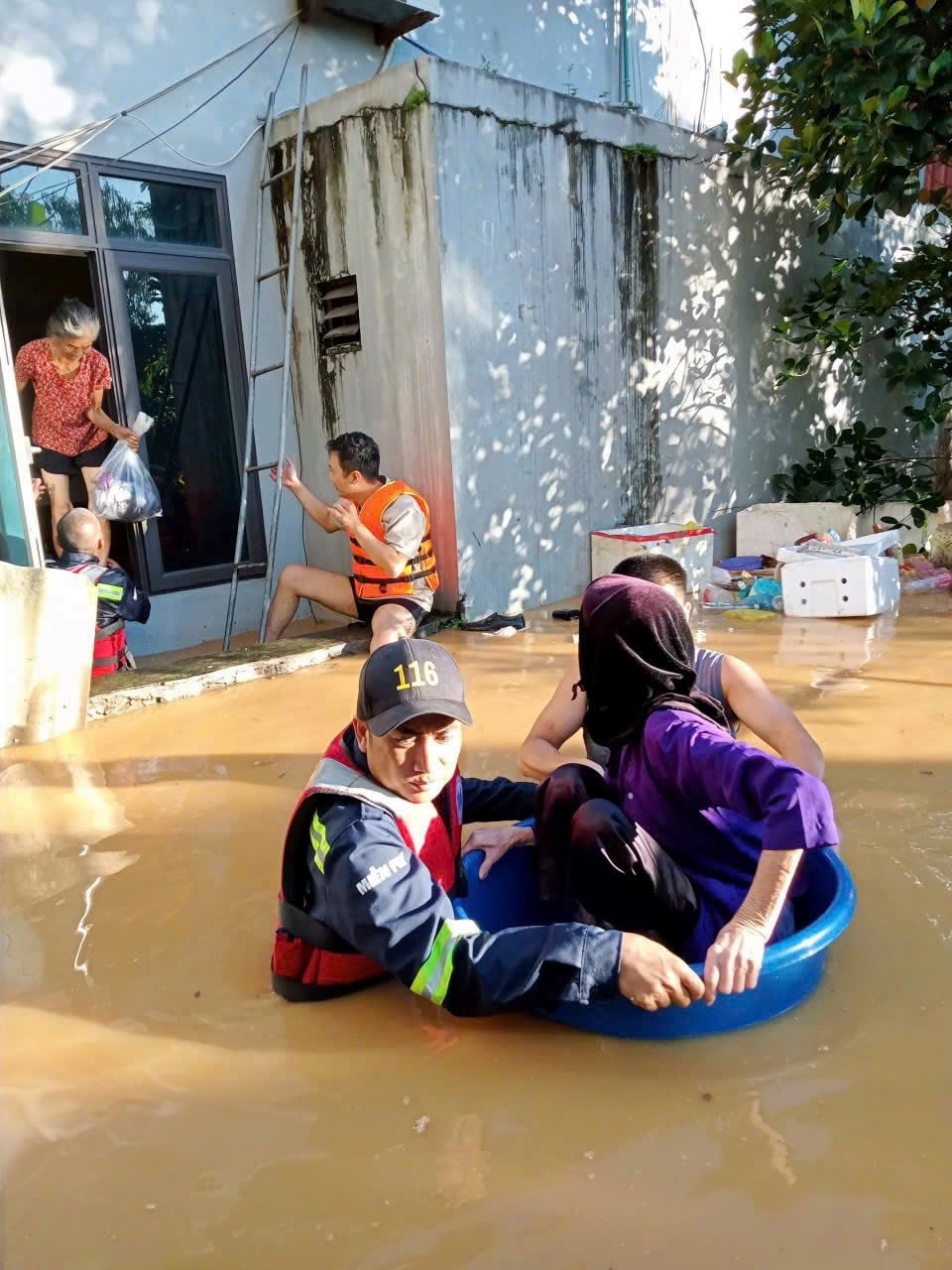 "Chuyện rất lạ" trong hỗ trợ đồng bào miền Trung: Khi những người tử tế gặp nhau đúng lúc - Ảnh 2.