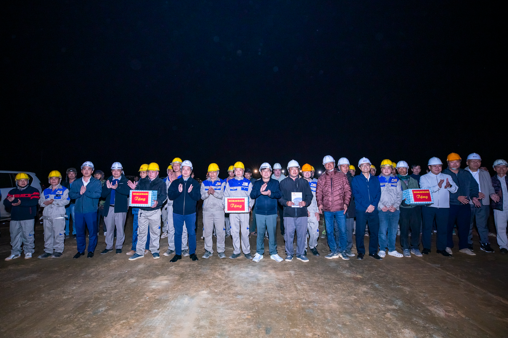 Dự án thách thức bậc nhất trên cả nước: Còn chưa đầy 20 ngày, hơn 3.000 nhân lực, 1.400 máy móc tăng tốc về đích theo chỉ đạo của Thủ tướng - Ảnh 1.