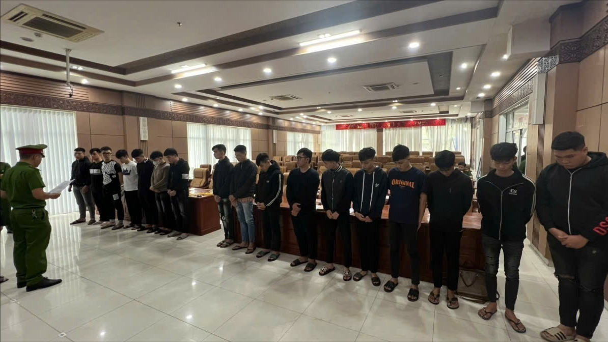 Khởi tố 17 đối tượng hỗn chiến tại trung tâm Đà Nẵng gây náo loạn - Ảnh 1.