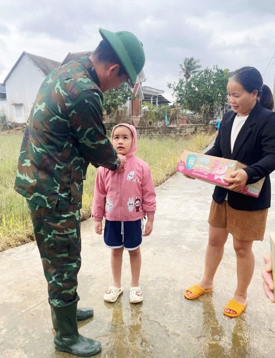 "Chuyện rất lạ" trong hỗ trợ đồng bào miền Trung: Khi những người tử tế gặp nhau đúng lúc - Ảnh 10.