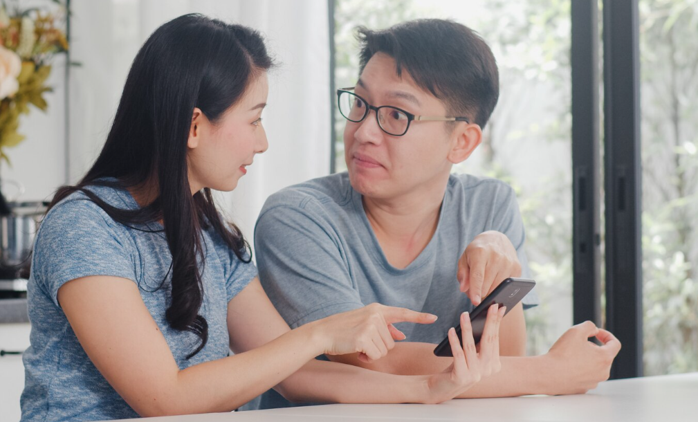 Mẹ vợ đột ngột lên chơi và hoảng hốt khi nhìn mâm thức ăn con gái và con rể vừa nấu xong- Ảnh 1.