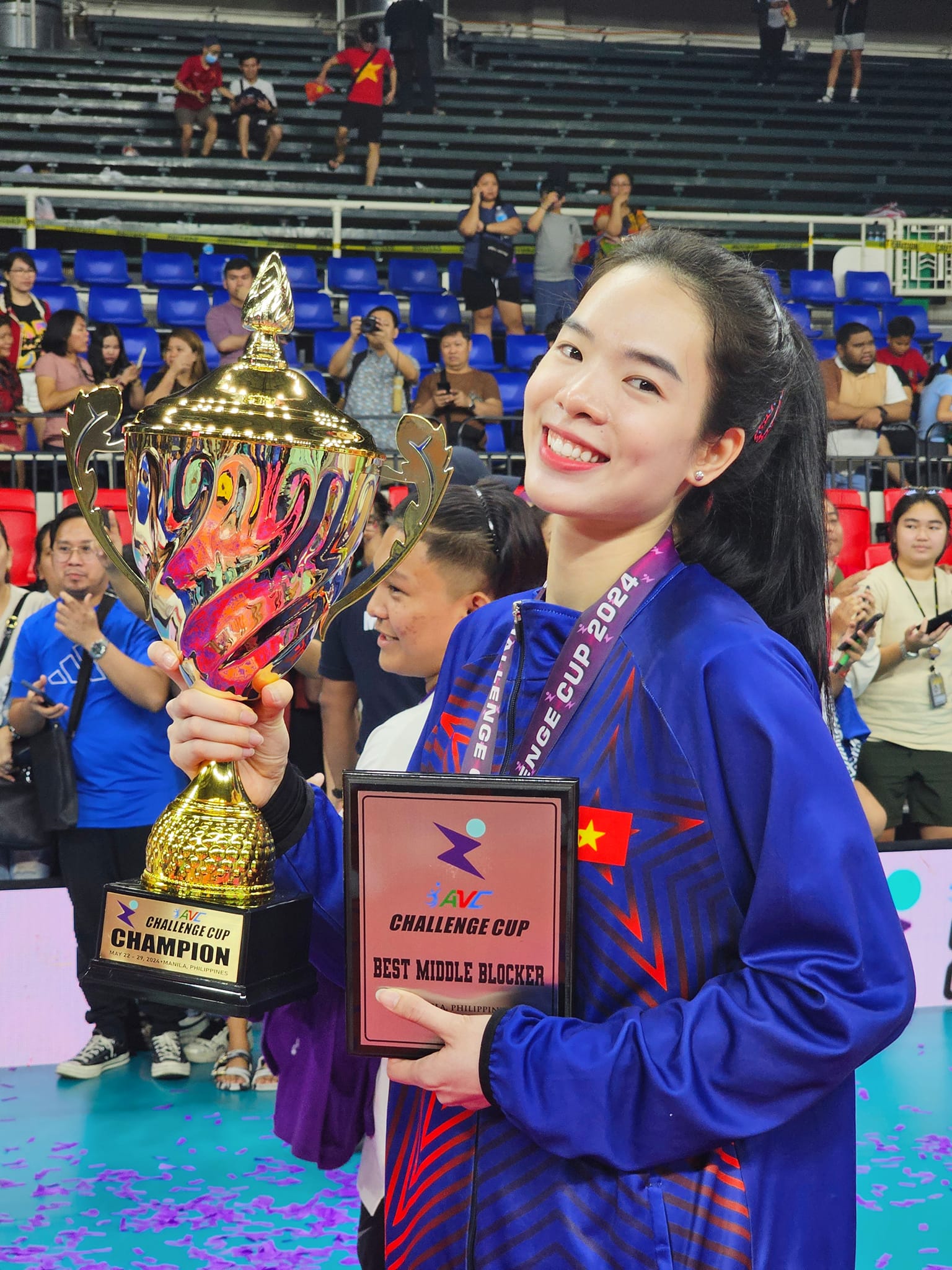 Nhan sắc như thiên thần của VĐV cầm cờ cho đoàn Việt Nam tại SEA Games 33 2 Visual sáng bừng của búp bê bóng chuyền Lê Thanh Thuý cầm cờ cho đoàn Việt Nam tại SEA Games 33- Ảnh 2.