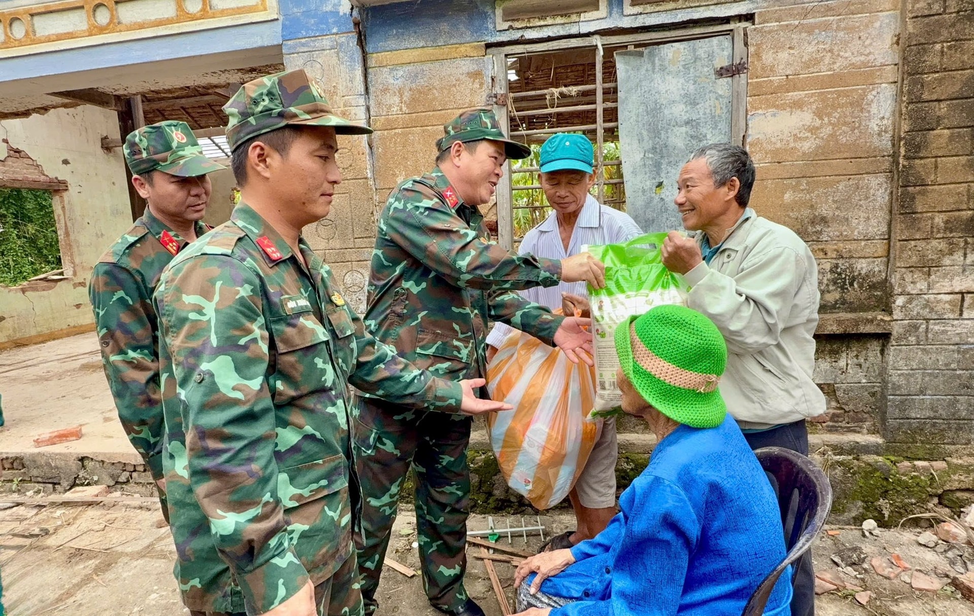 "Chuyện rất lạ" trong hỗ trợ đồng bào miền Trung: Khi những người tử tế gặp nhau đúng lúc - Ảnh 7.
