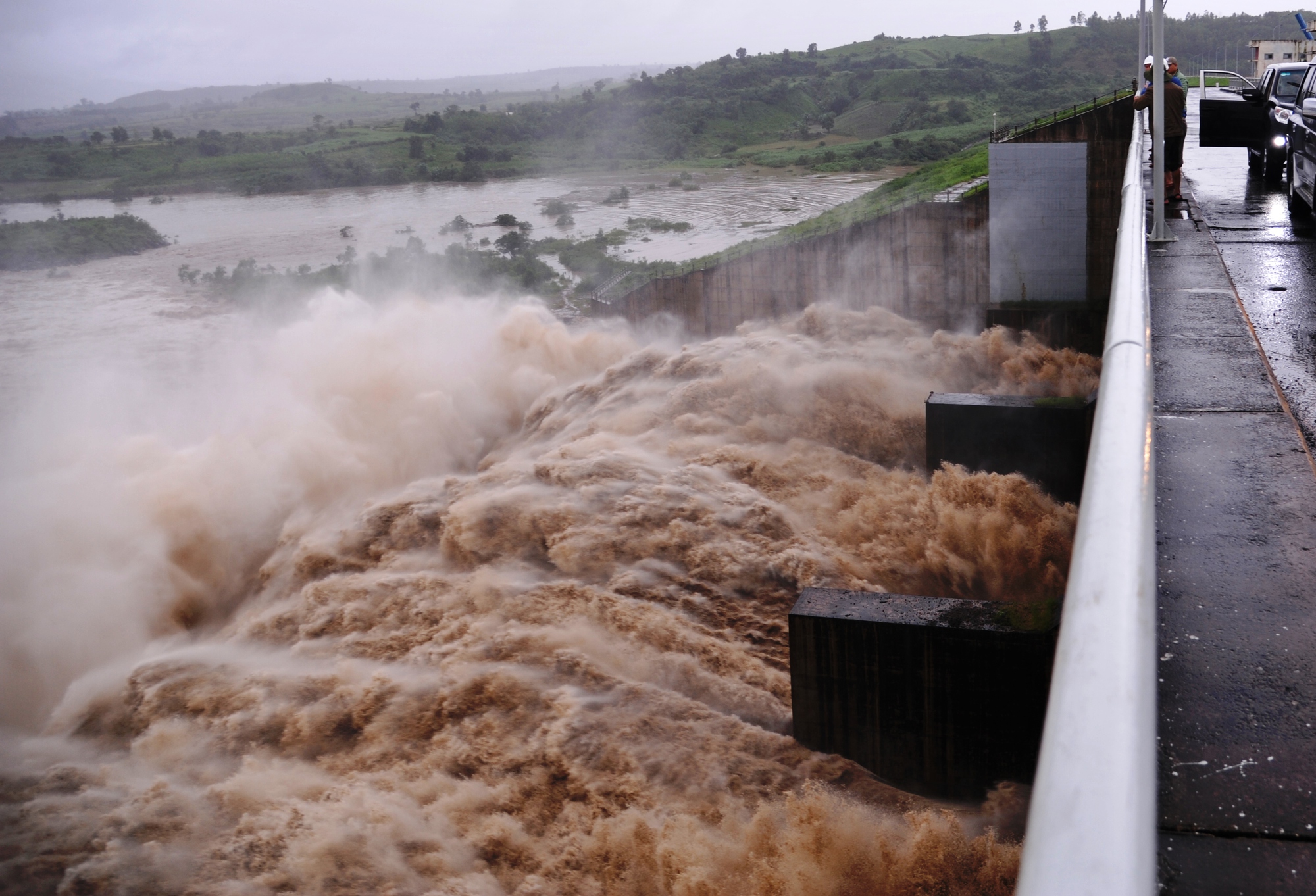 Thủy điện Sông Ba Hạ xả lũ lịch sử gây ngập lụt và thiệt hại nghiêm trọng - Ảnh 1.