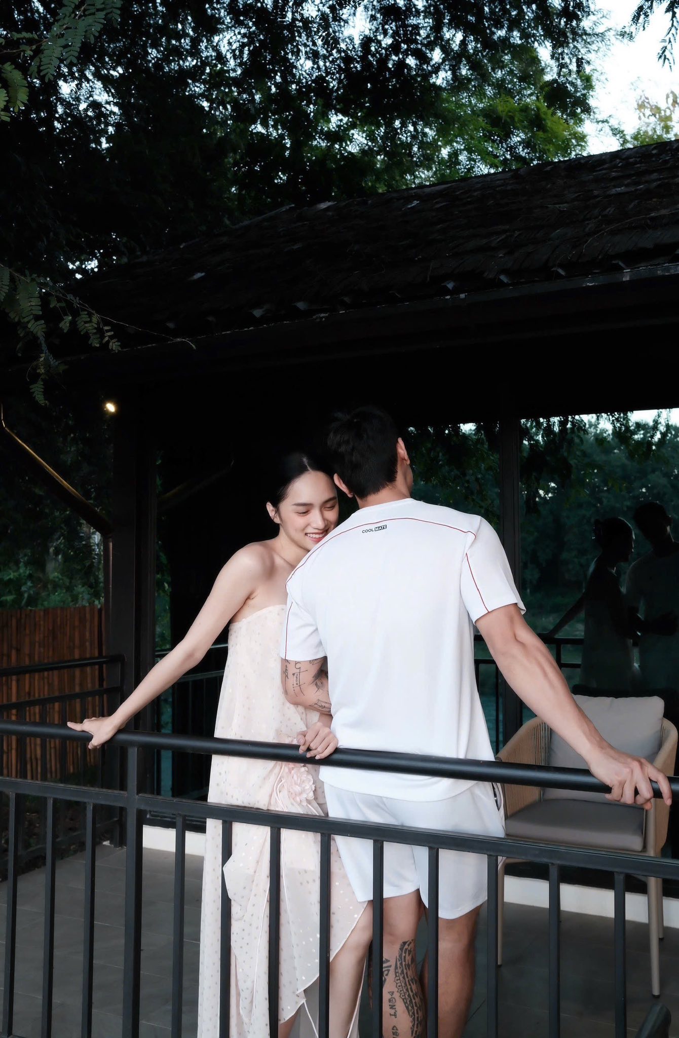 Hoa hậu Việt bị "tóm" hẹn hò trai trẻ, ôm ấp sát rạt không chút e dè - Ảnh 2.