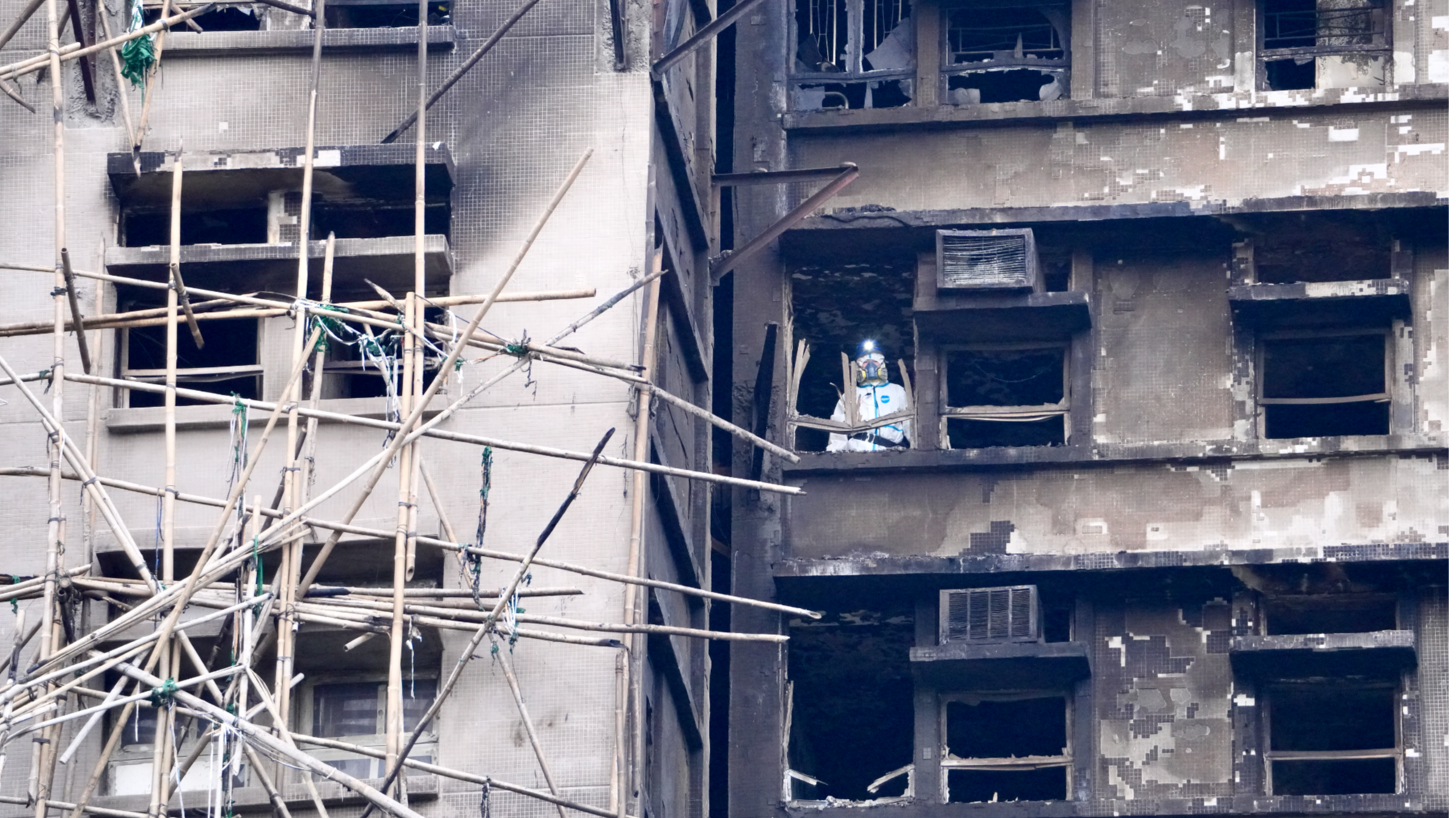 Tròn 1 tuần sau thảm hoạ cháy chung cư Hong Kong: Có những nạn nhân được phát hiện tại vị trí không ngờ - Ảnh 1.