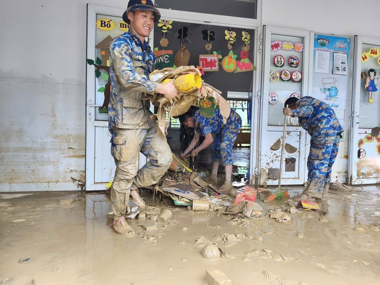 "Chuyện rất lạ" trong hỗ trợ đồng bào miền Trung: Khi những người tử tế gặp nhau đúng lúc - Ảnh 11.