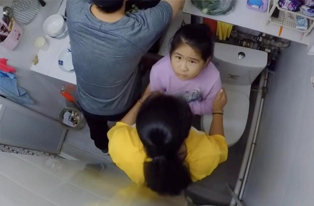 Nghẹt thở ở HongKong: Gia đình sống chật vật trong căn hộ Nghẹt thở ở HongKong: Gia đình sống chật vật trong căn hộ