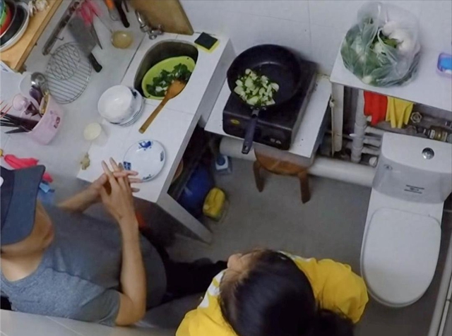 Nghẹt thở ở HongKong: Gia đình sống chật vật trong căn hộ Nghẹt thở ở HongKong: Gia đình sống chật vật trong căn hộ