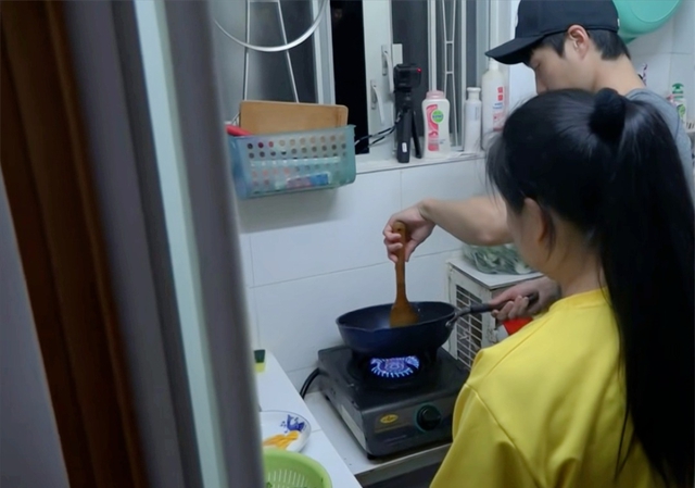 Nghẹt thở ở HongKong: Gia đình sống chật vật trong căn hộ Nghẹt thở ở HongKong: Gia đình sống chật vật trong căn hộ