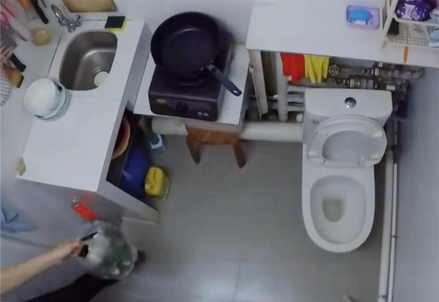 Nghẹt thở ở HongKong: Gia đình sống chật vật trong căn hộ Nghẹt thở ở HongKong: Gia đình sống chật vật trong căn hộ