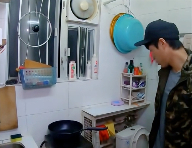 Nghẹt thở ở HongKong: Gia đình sống chật vật trong căn hộ Nghẹt thở ở HongKong: Gia đình sống chật vật trong căn hộ