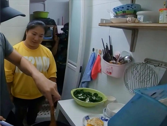 Nghẹt thở ở HongKong: Gia đình sống chật vật trong căn hộ Nghẹt thở ở HongKong: Gia đình sống chật vật trong căn hộ