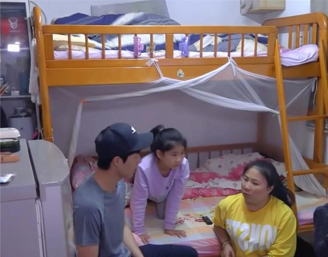 Nghẹt thở ở HongKong: Gia đình sống chật vật trong căn hộ Nghẹt thở ở HongKong: Gia đình sống chật vật trong căn hộ