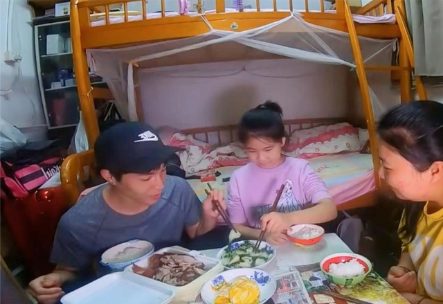 Nghẹt thở ở HongKong: Gia đình sống chật vật trong căn hộ Nghẹt thở ở HongKong: Gia đình sống chật vật trong căn hộ