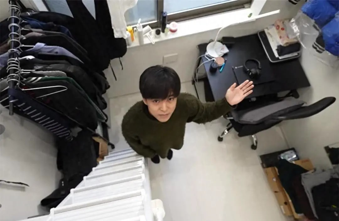 Căn phòng 8m² gây sốc giữa Hồng Kông, nhỏ như hộp diêm nhưng chủ nhân khẳng định: Không muốn xa rời- Ảnh 1. Căn phòng 8m² gây sốc giữa Hồng Kông, nhỏ như hộp diêm nhưng chủ nhân khẳng định: Không muốn xa rời- Ảnh 1.