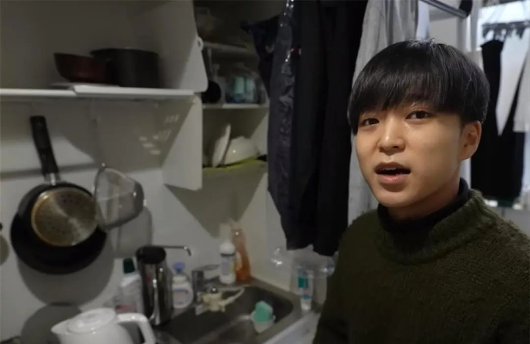 Căn phòng 8m² gây sốc giữa Hồng Kông, nhỏ như hộp diêm nhưng chủ nhân khẳng định: Không muốn xa rời- Ảnh 6. Căn phòng 8m² gây sốc giữa Hồng Kông, nhỏ như hộp diêm nhưng chủ nhân khẳng định: Không muốn xa rời- Ảnh 6.